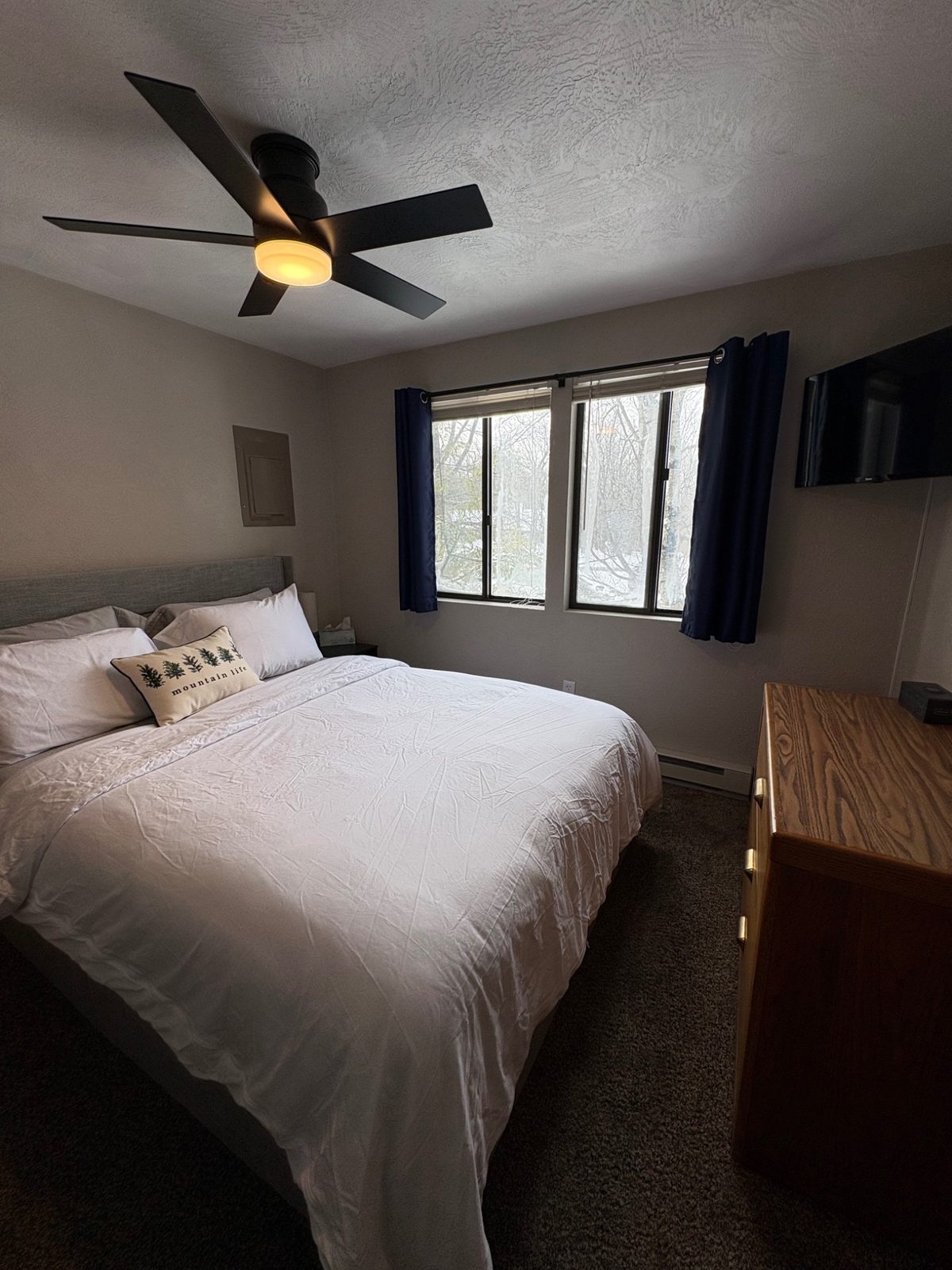 Comfortable queen bed in the main bedroom at Arcadia Mountainside
